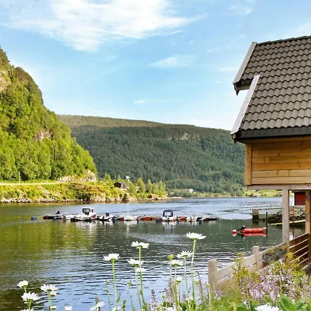 6 Person In Leirvik I Sogn-by Traum