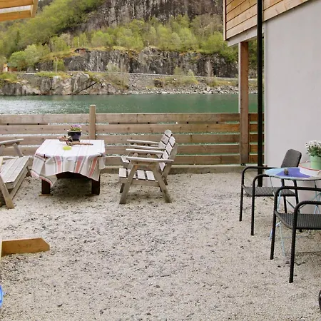 6 Person In Leirvik I Sogn-by Traum
