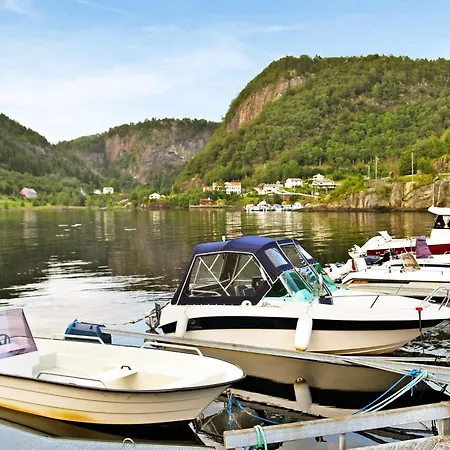 6 Person In Leirvik I Sogn-by Traum
