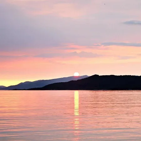 6 Person In Leirvik I Sogn-by Traum